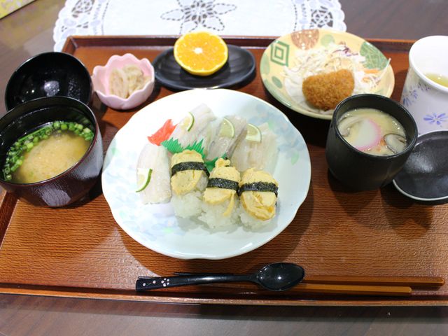 心のこもった和食の定食 料理 美味しそうな和食の定食です。彩り豊かな盛り付けが魅力的で、心温まる食事を提供しています。