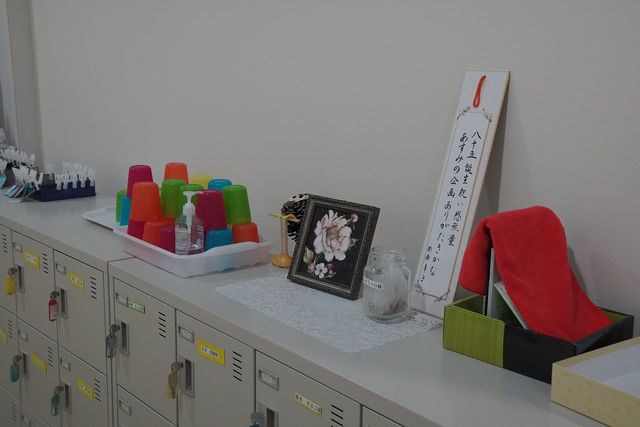 スタッフのための休憩室 休憩室 カラフルなコップや小物が並ぶスペースがあり、ほっと一息つける空間です。リラックスできる工夫がされています。