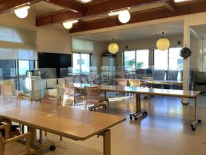明るい食堂のテーブル  