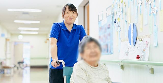 温かい交流の廊下 廊下 笑顔のスタッフが車椅子のお客様に寄り添う、温かい雰囲気の廊下です。スムーズな移動が可能です。