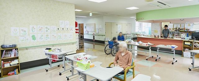 明るい多目的室 多目的室 広々とした多目的室では、活動しやすい環境が整っています。自然光が差し込む明るい空間です。