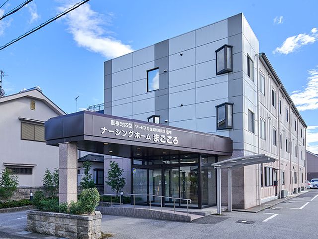 モダンな建物の外観 外観 モダンで洗練されたデザインの建物です。空の青さと調和し、爽やかな印象を与えます。