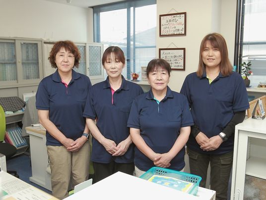 スタッフが並ぶフロント  