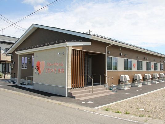 外の明るい施設全景