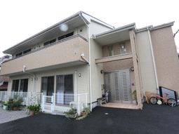 明るい外観の建物