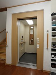 玄関エレベーター前の風景