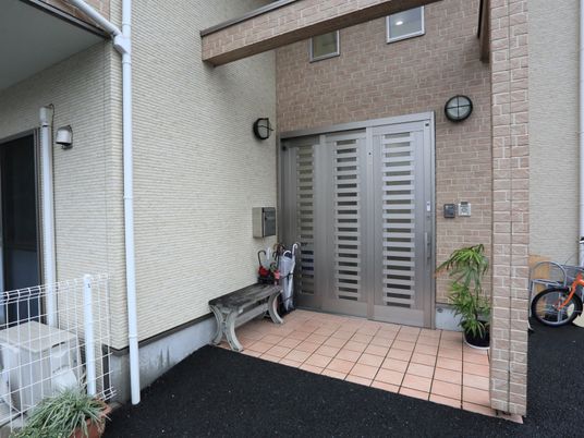 エントランスの門扉とベンチ