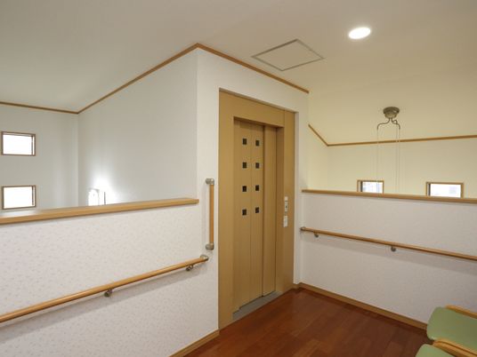 廊下と木製扉の角部屋