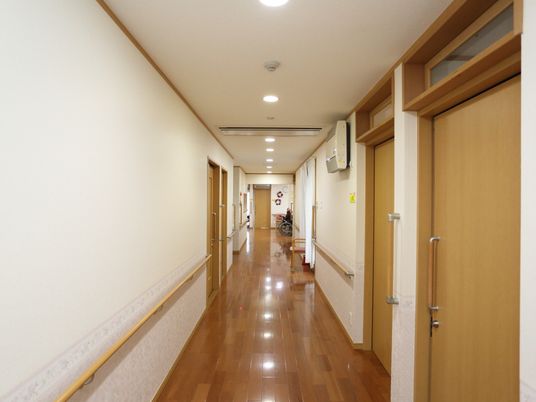 清潔感のある施設の廊下
