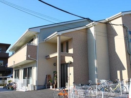 明るい施設の外観