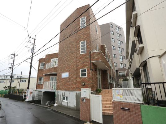煉瓦造りの建物外観