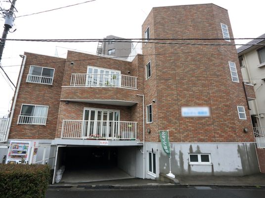 レンガ造りの建物外観