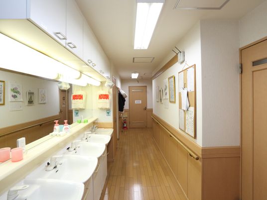 清潔な洗面台のある廊下