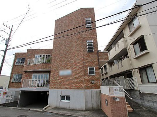 レンガ造りの建物外観