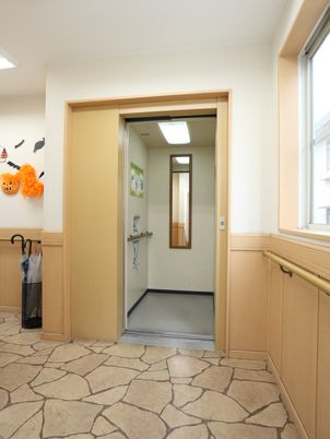 廊下の開放的な入り口