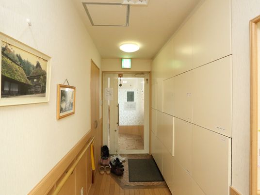 明るい廊下と玄関スペース