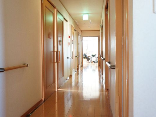 明るい廊下の一部