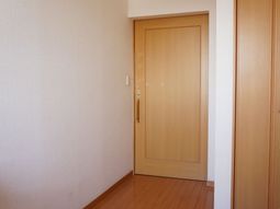 清潔な木目調の居室の扉