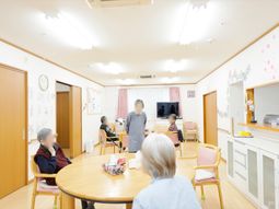 明るい食堂の様子