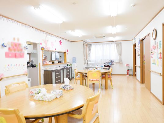 広々とした明るい食堂