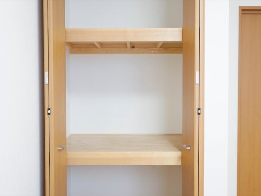 きれいな木製のクローゼット