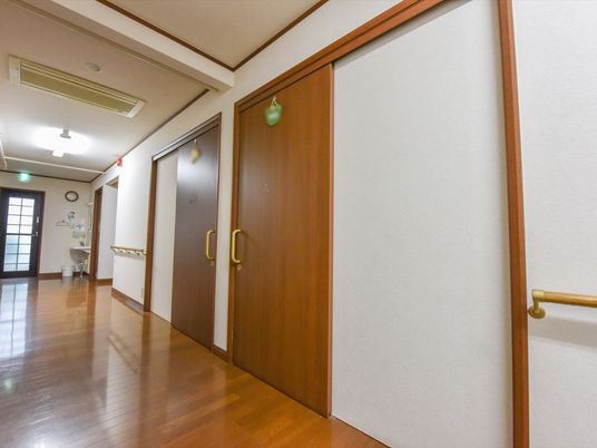 廊下の壁と扉