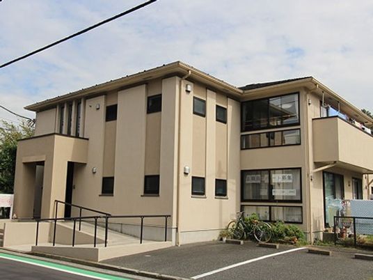 ベージュ系建物の外観