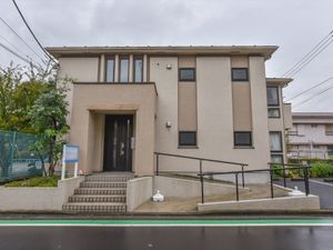 ベージュ色の建物エントランス