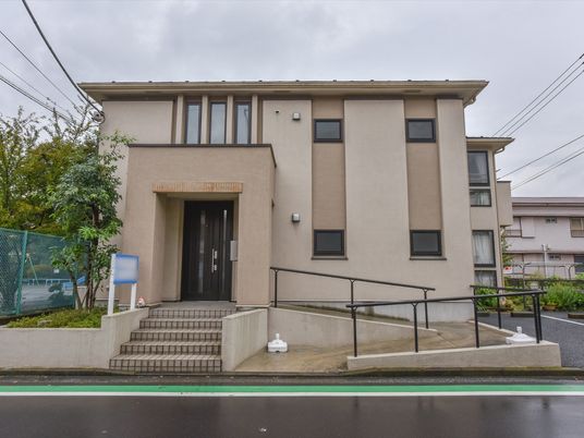 ベージュ色の建物エントランス