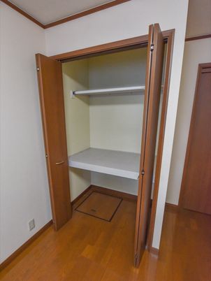 開いた茶色のクローゼット