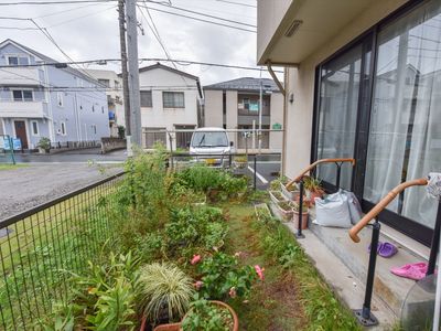 庭のある施設エントランス