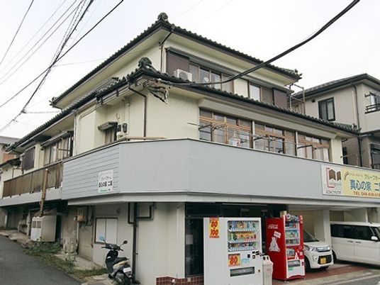 多階層の建物外観