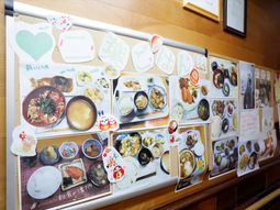 多様な料理の掲示物