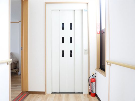 清潔なエレベーター前