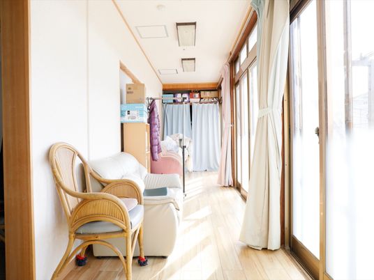 日差しが入る静かな廊下