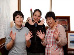 笑顔のスタッフ3名