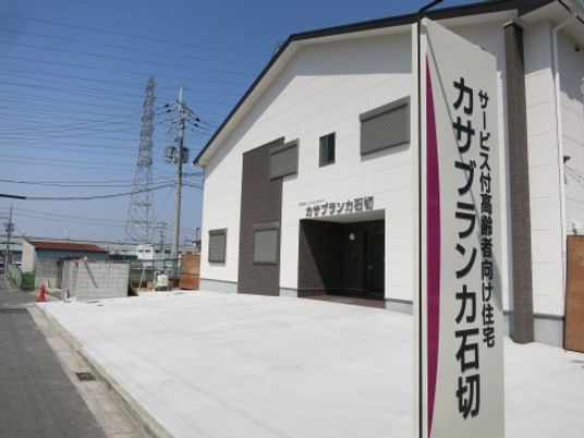 白と灰色の建物エントランス