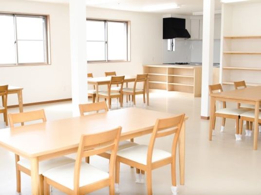 明るい食堂の様子