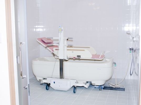 清潔なバリアフリー浴室