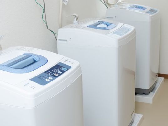 洗濯機が並ぶ清潔な室内