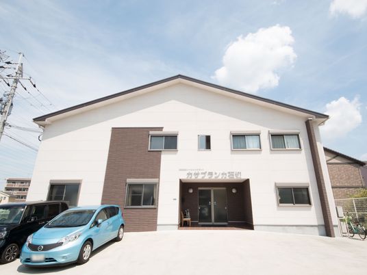 明るい外観の建物