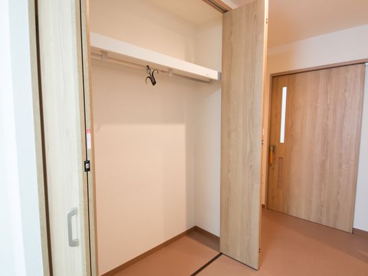 木目調のシンプルなクローゼット