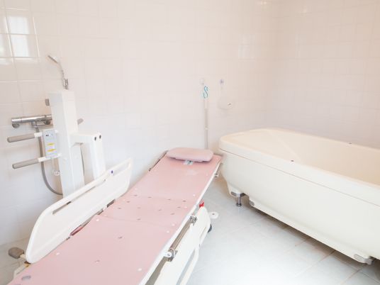 バリアフリー設計の浴室