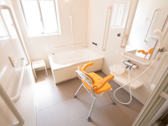 バリアフリー化された浴室