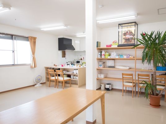 明るい共有ダイニング