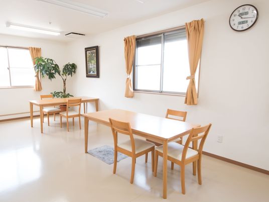 明るいダイニングの居室