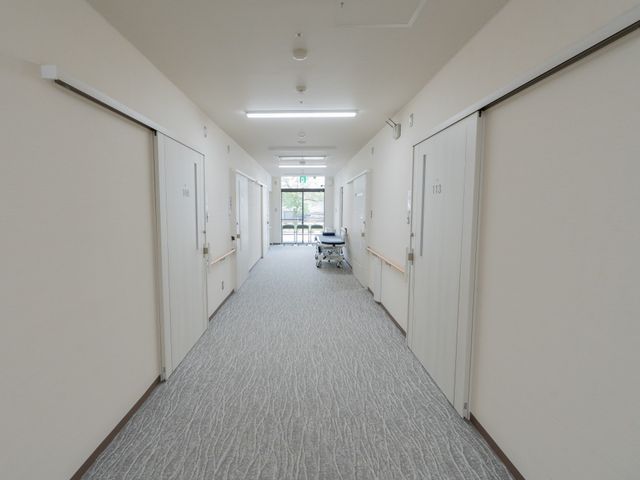 静かな廊下 廊下 清潔で明るい廊下は、シンプルなデザインで快適な動線が確保されています。移動が楽に行えます。
