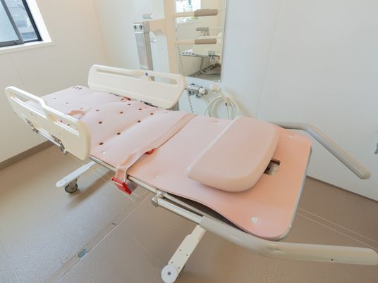 介護用ベッドのある浴室