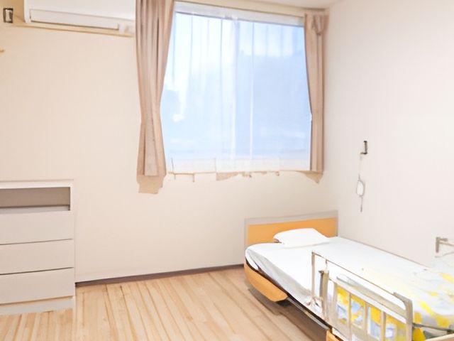 静かな居室 居室 広々とした居室は、自然光がたっぷりと入り、快適な環境が整っています。
