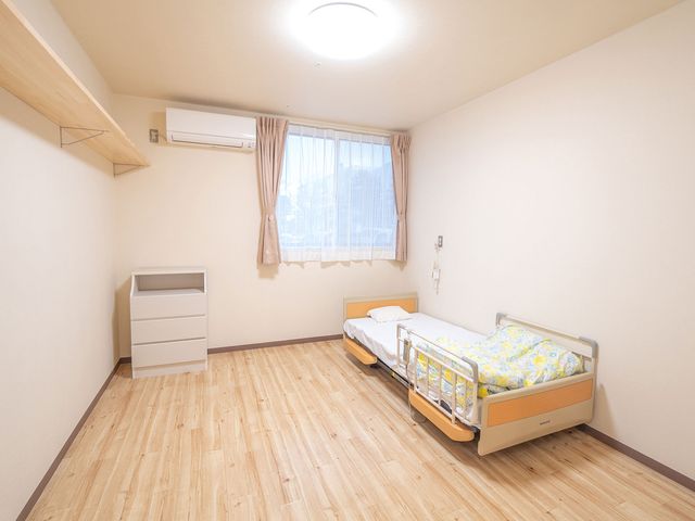 明るい居室 居室 シンプルで使いやすい空間が整っています。自然光が差し込む明るい雰囲気です。